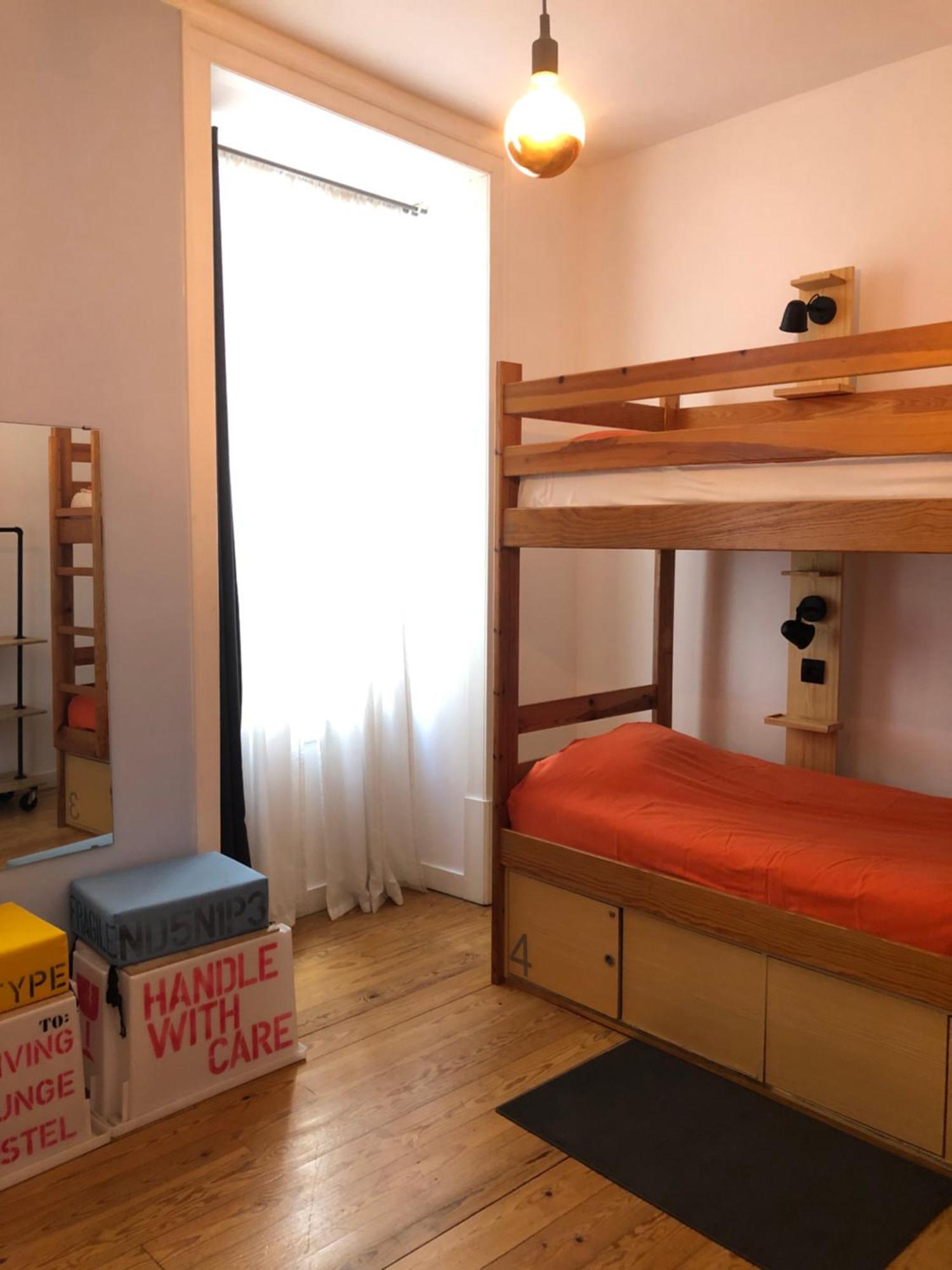 Living Lounge Hostel *